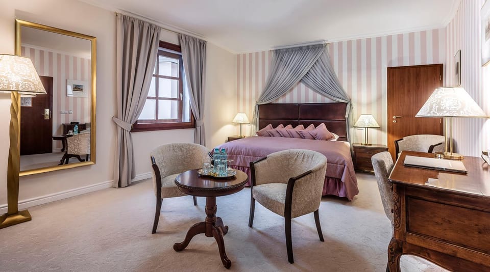 Bed, Photo of the whole room, Seating area