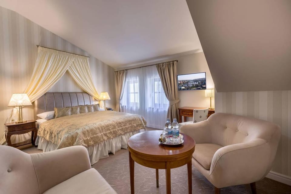 Bed, TV and multimedia, Seating area, Bedroom
