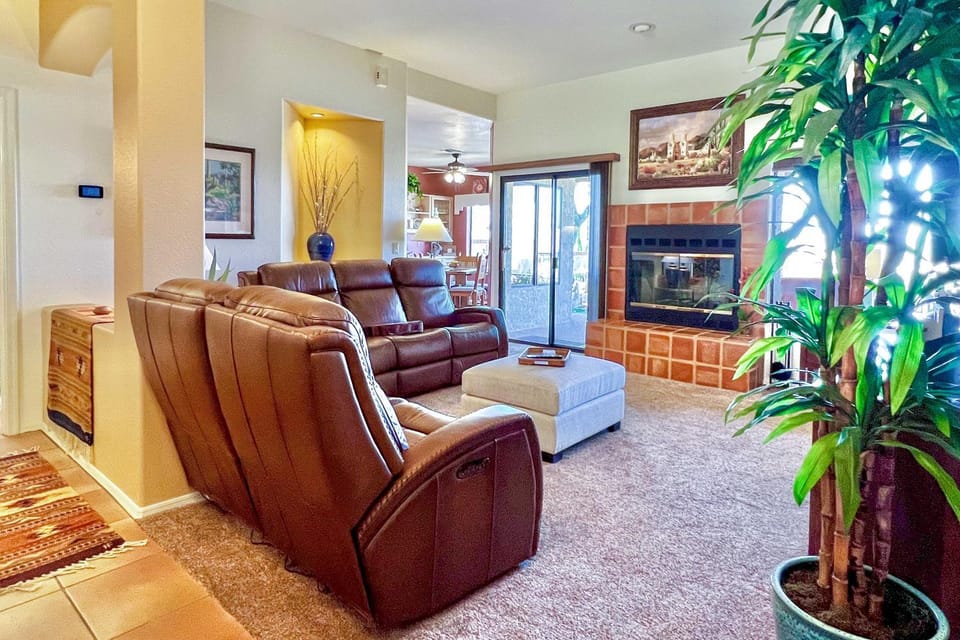 Oro Valley Getaway w/ Patio, BBQ & Mountain Views! House in Oro Valley