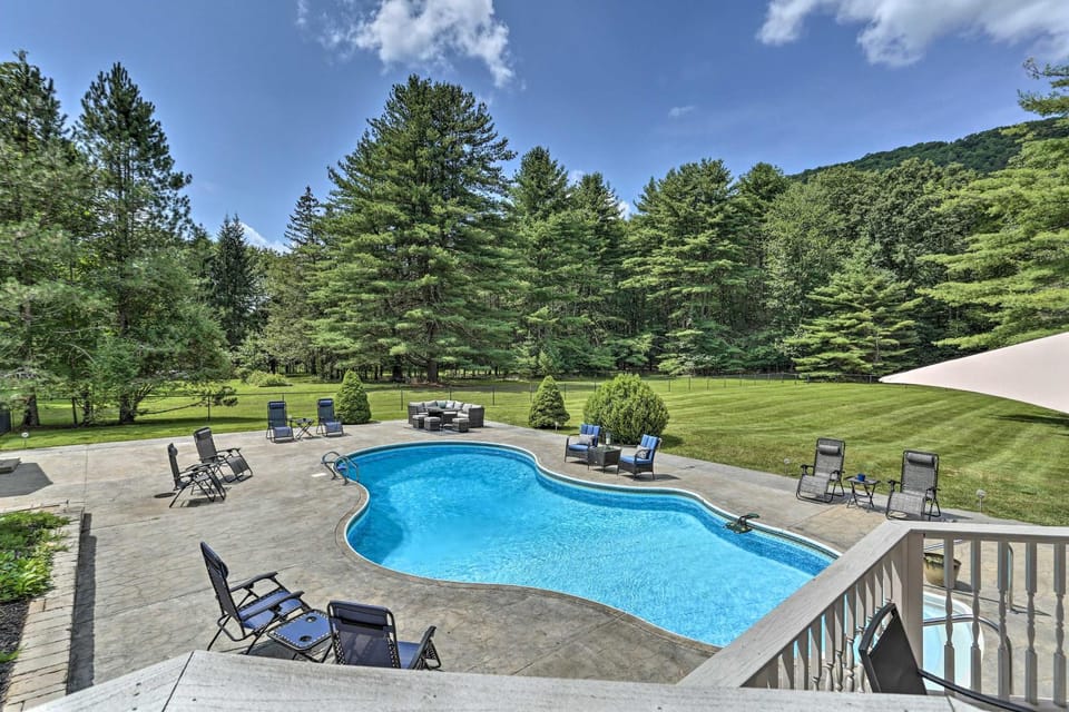 Patio, Spring, Day, Natural landscape, Garden, Spa and wellness centre/facilities, Garden view, Mountain view, Pool view, Swimming pool, sunbed