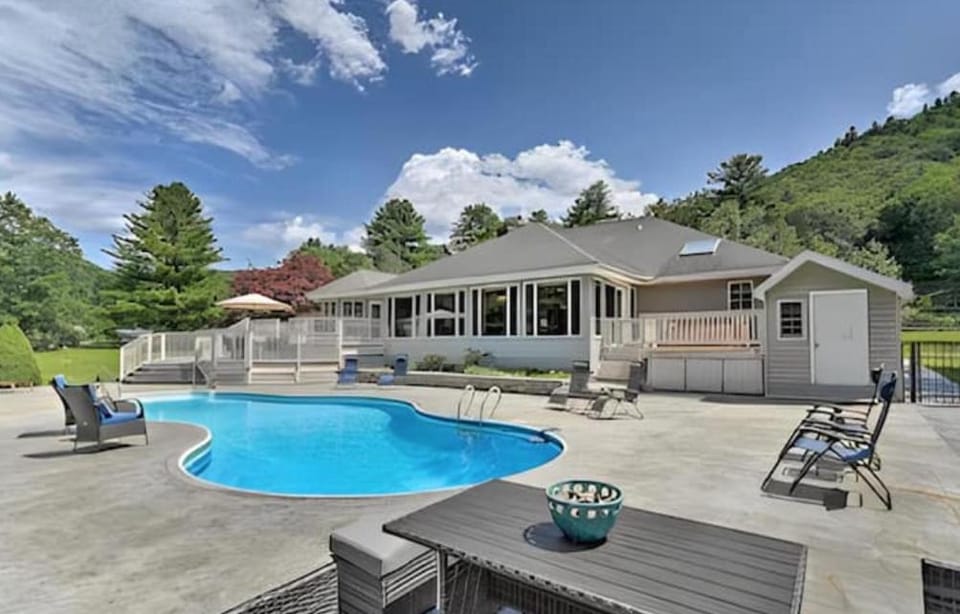 Swimming pool