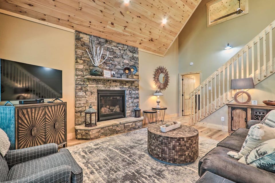 Sevierville Cabin: Deck w/ Foosball & Hot Tub! Cabin in Sevier County