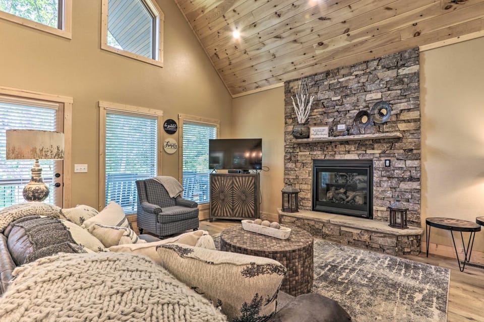 Sevierville Cabin: Deck w/ Foosball & Hot Tub! Cabin in Sevier County