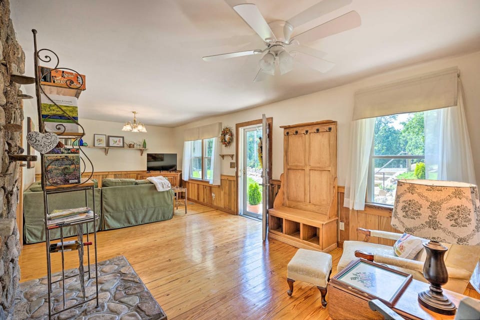 Charming Cottage < 10 Mi to Wineries & Skiing! House in Massies Mill