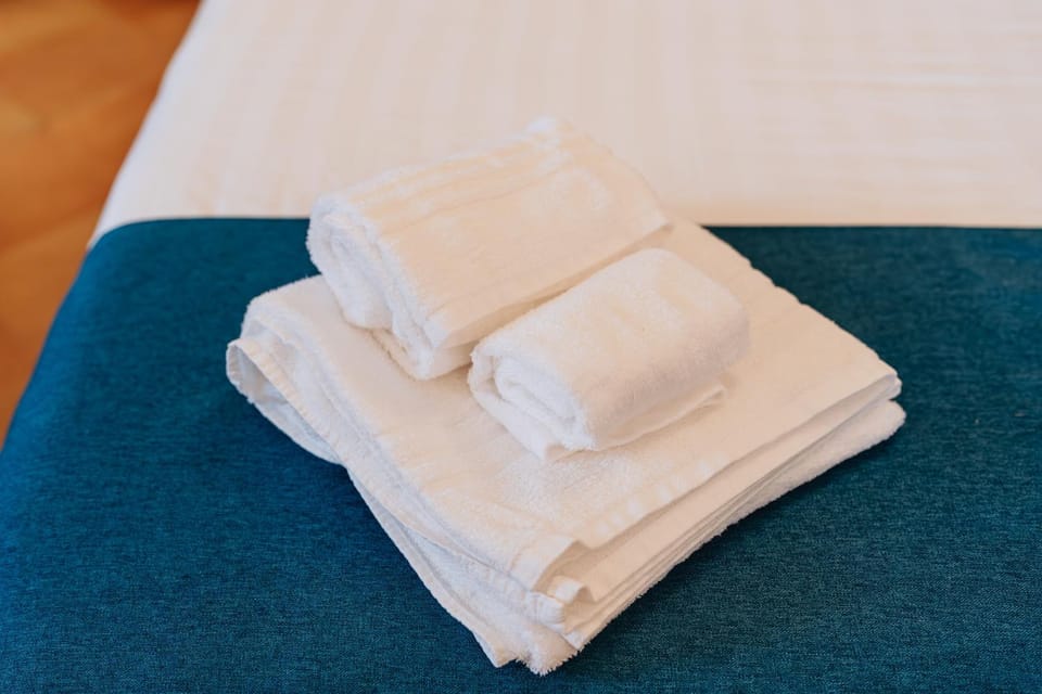 Bed, Bedroom, towels