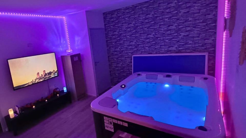 Priv8Spa New Love Room Jacuzzi Privée Apartment in Toulouse