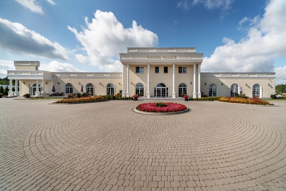 Property building, Restaurant/places to eat, Facade/entrance, Day, Garden, Floor plan