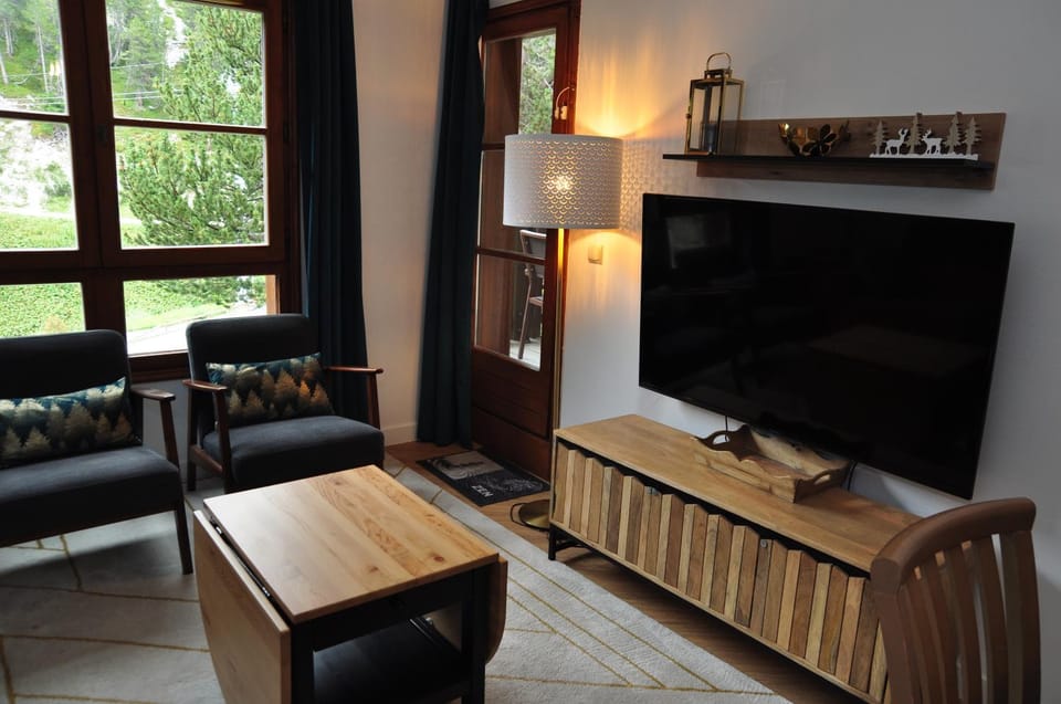 Arc 1950 2bdrm 6/8 guests Ski-in/out Pool+Jacuzzi Apartment in Bourg-Saint-Maurice