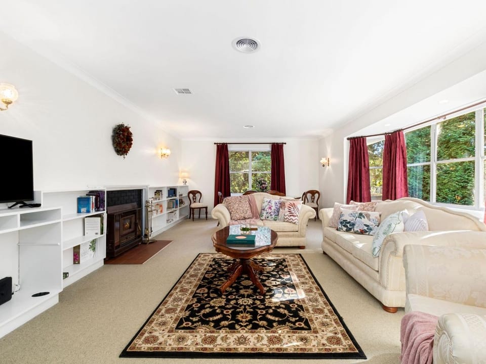 TV and multimedia, Living room, Seating area, Garden view