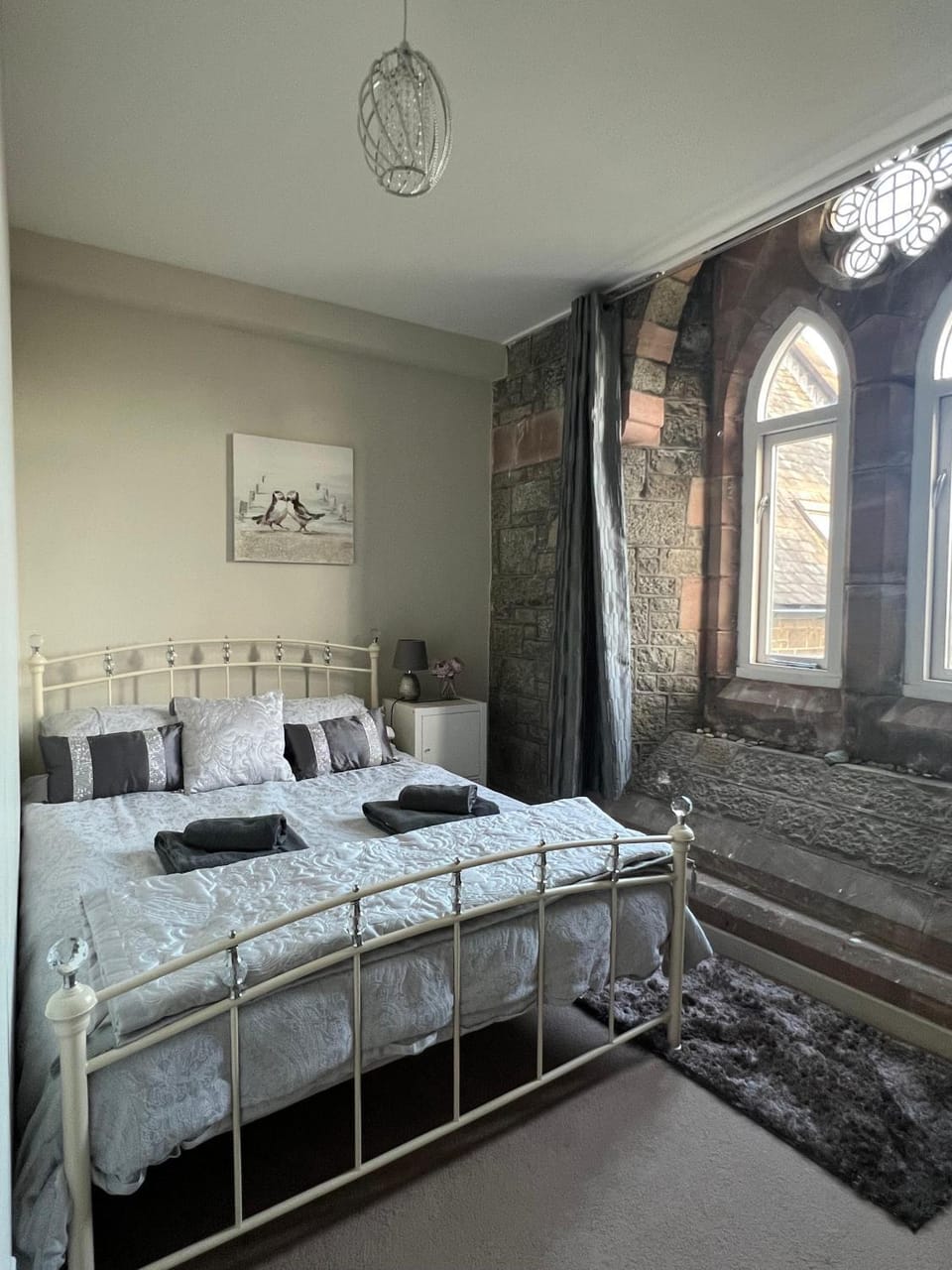 HEATWAVE ESCAPE BY THE SEA Gothic Church w Sea & Castle Views 2 & 3 night stays available Apartment in Criccieth