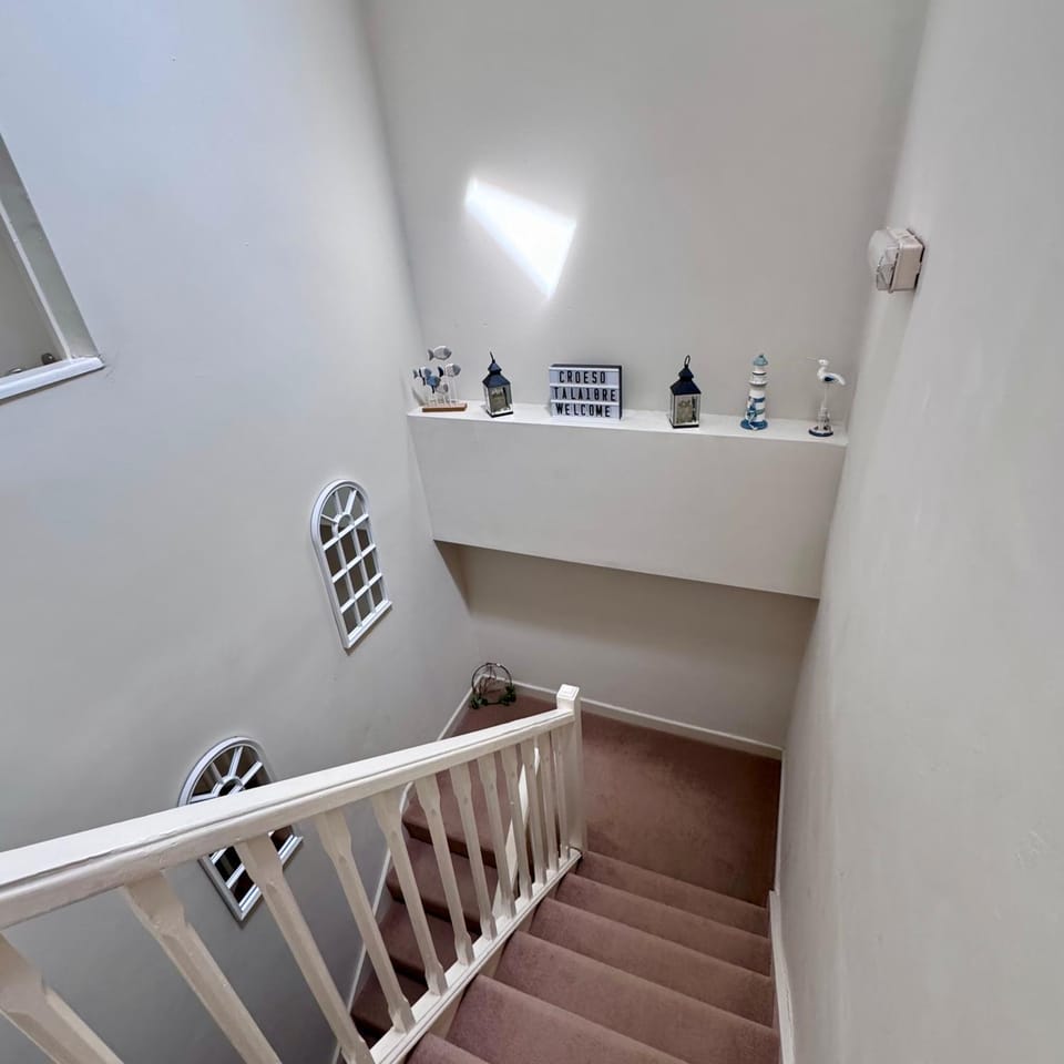 HEATWAVE ESCAPE BY THE SEA Gothic Church w Sea & Castle Views 2 & 3 night stays available Apartment in Criccieth