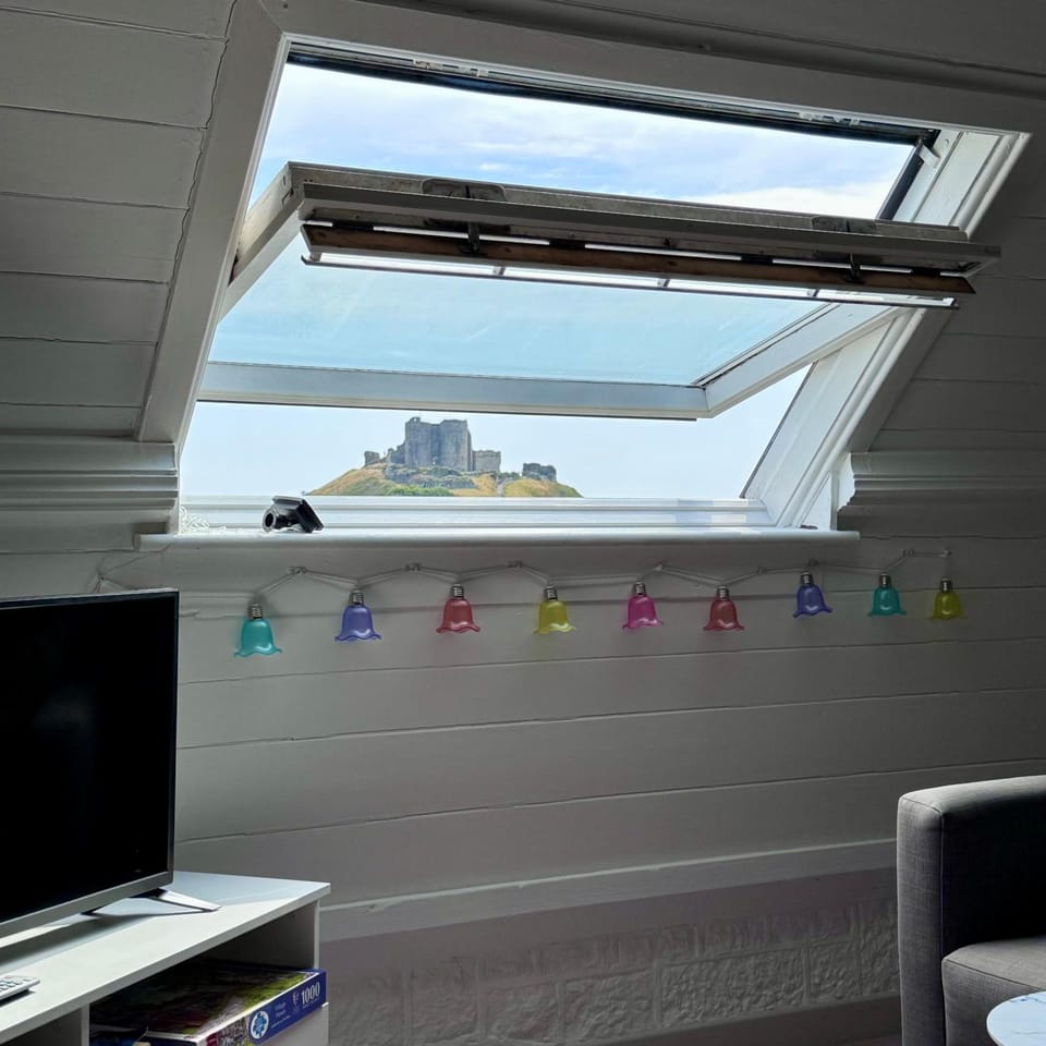 Unique Coastal Escape - Historic Charm & Castle Views Short stays available Apartment in Criccieth