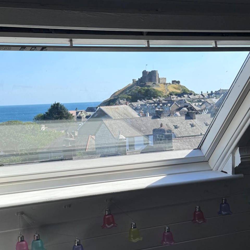 Unique Coastal Escape - Historic Charm & Castle Views Short stays available Apartment in Criccieth