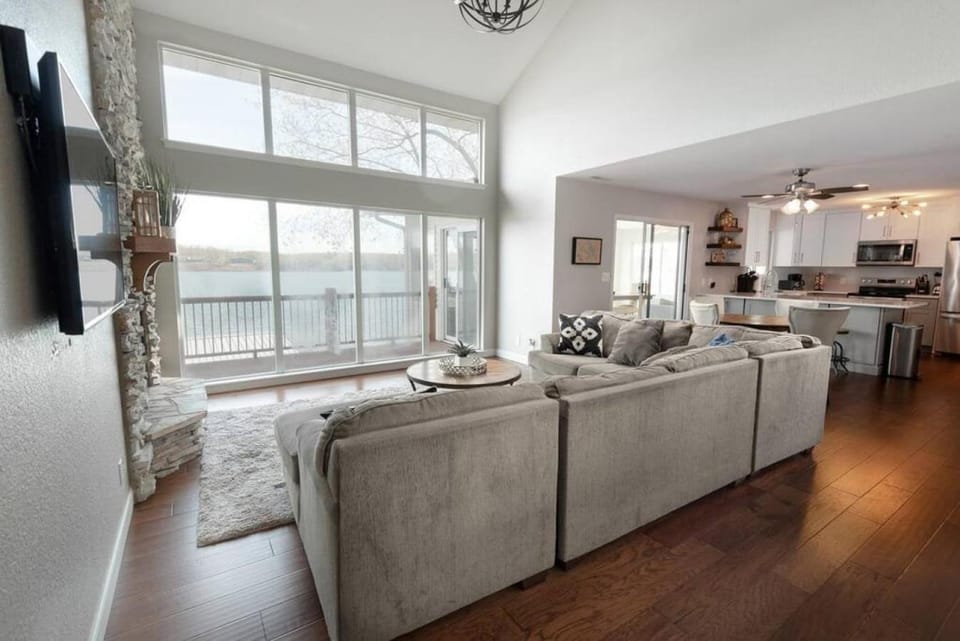 TV and multimedia, View (from property/room), Kitchen or kitchenette, Living room, Photo of the whole room, Seating area, Lake view