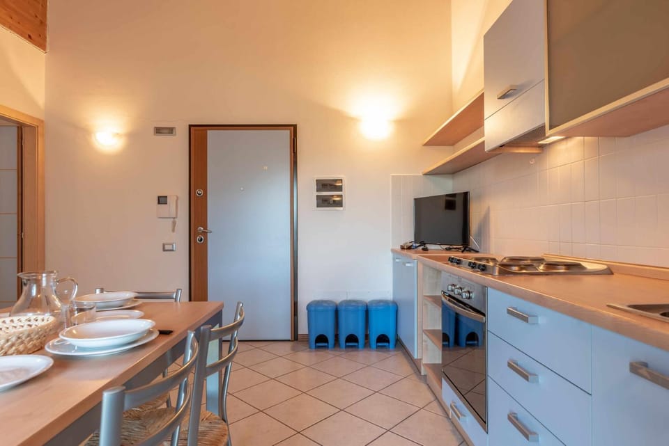 Facade/entrance, Day, Kitchen or kitchenette, Dining area