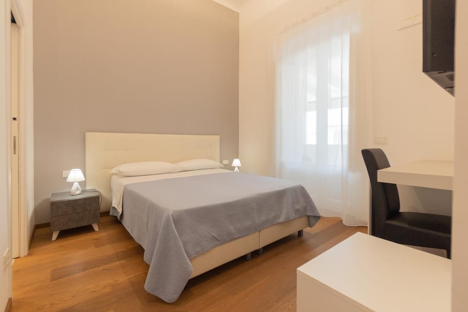 Photo of the whole room, Bedroom