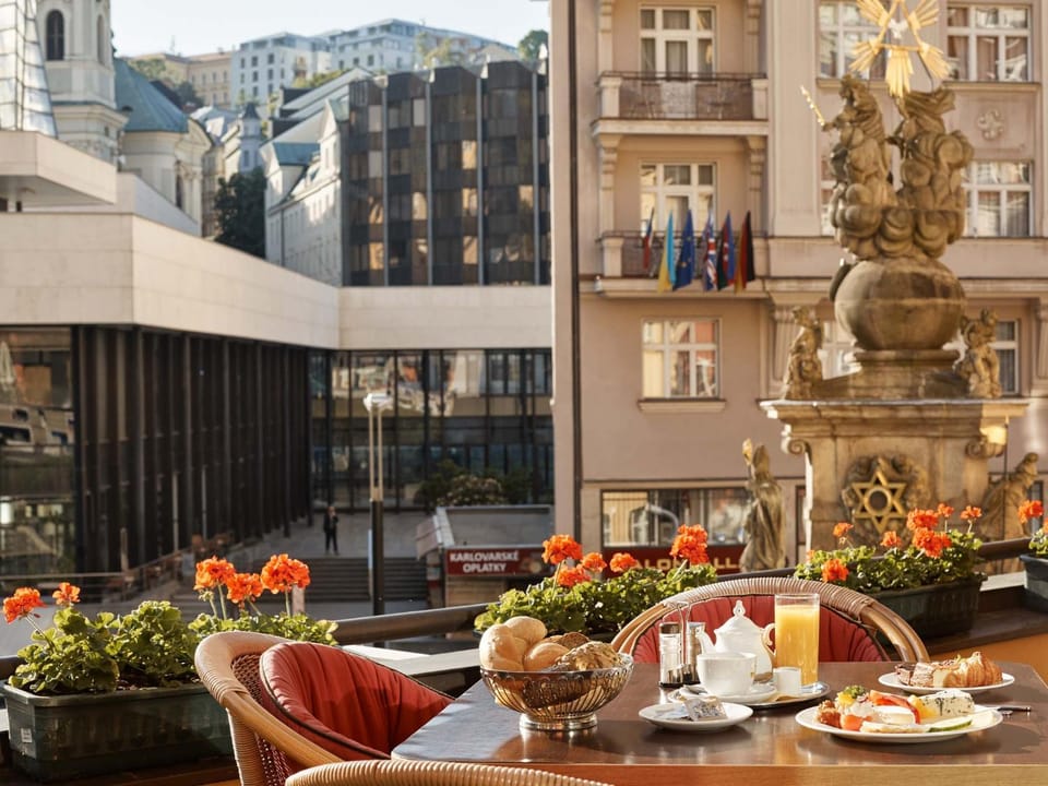 Restaurant/places to eat, Food and drinks, Breakfast, Continental breakfast, Buffet breakfast