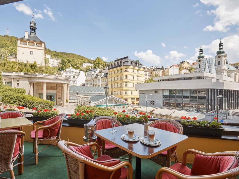 Neighbourhood, Balcony/Terrace, City view, Street view