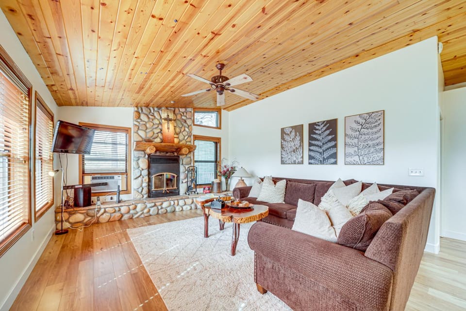 Strawberry Hideaway in the Pines w/ Hot Tub! House in Strawberry