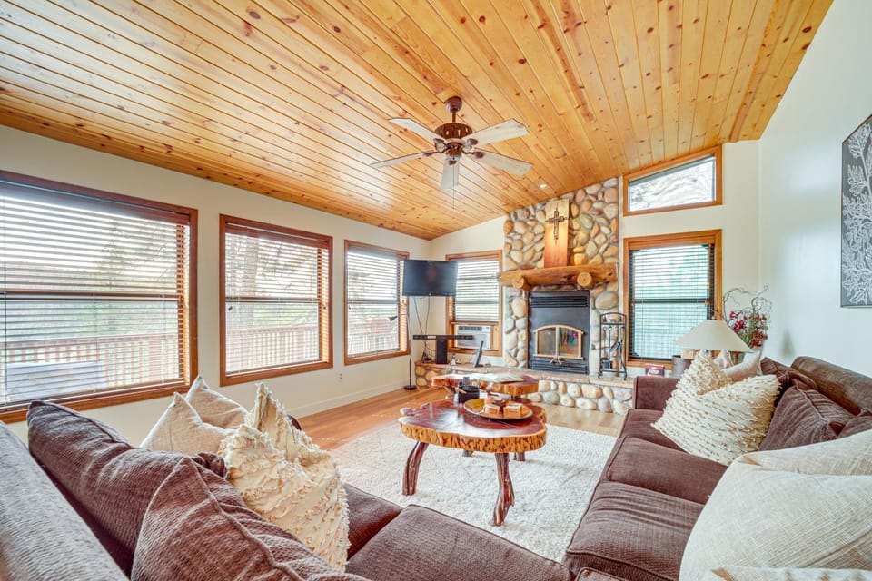 Strawberry Hideaway in the Pines w/ Hot Tub! House in Strawberry