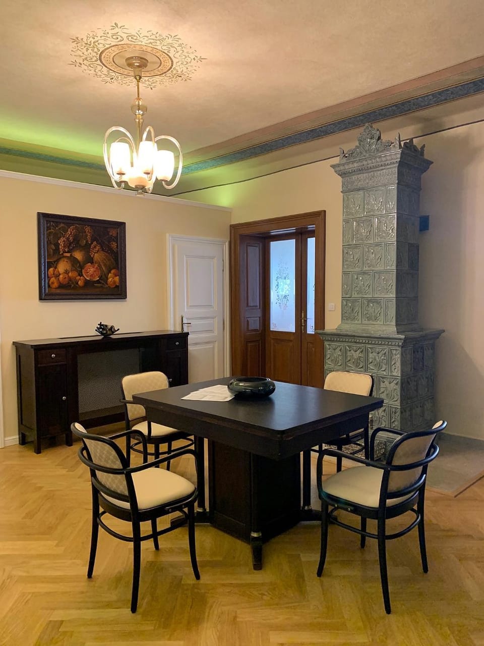 Seating area, Dining area