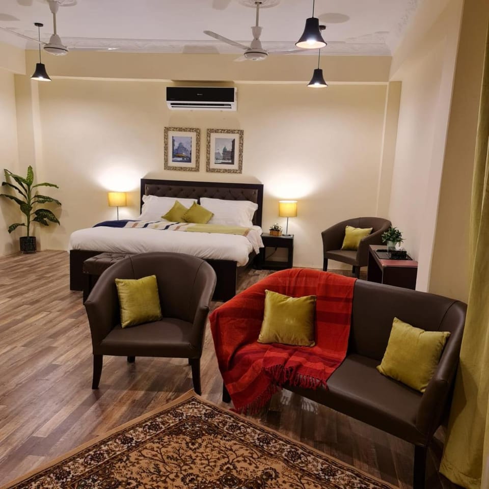 Bed, Photo of the whole room, Seating area, Bedroom