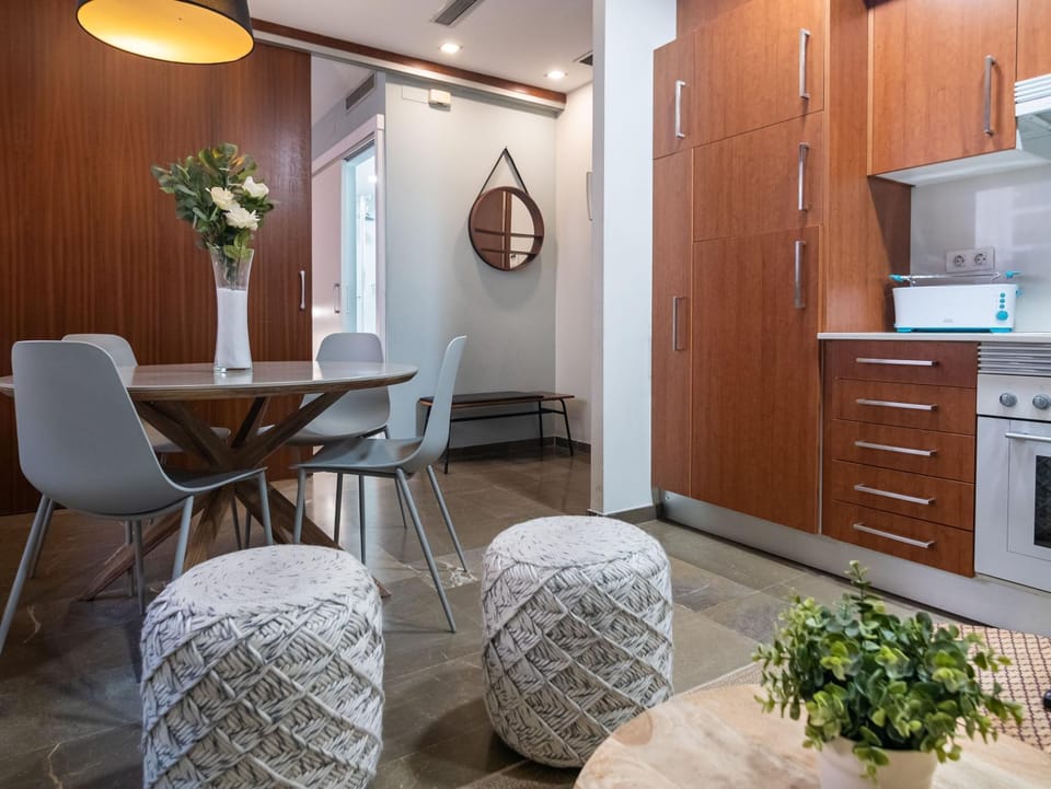 Kitchen or kitchenette, Dining area