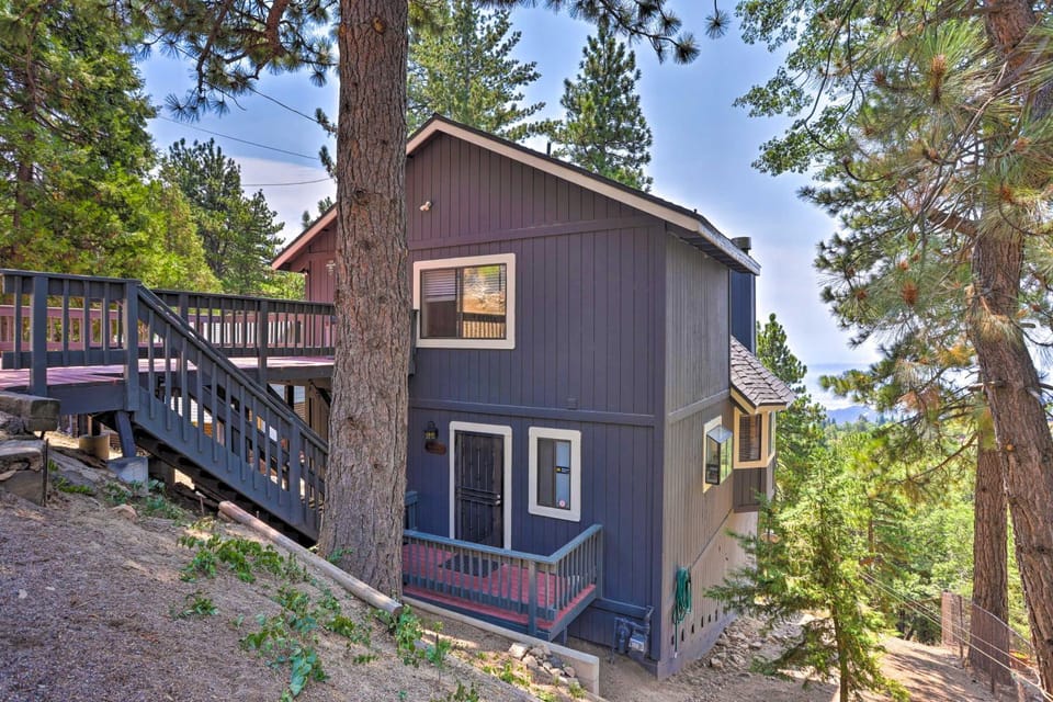 A-Frame Cabin, Panoramic Valley Views & Sunsets Cabin in Running Springs