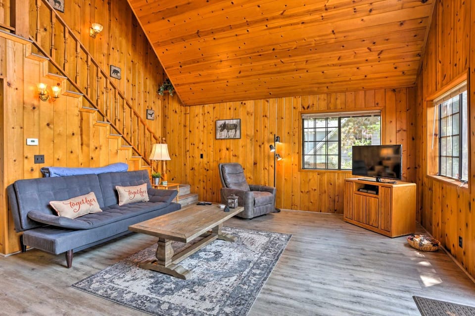 A-Frame Cabin, Panoramic Valley Views & Sunsets Cabin in Running Springs