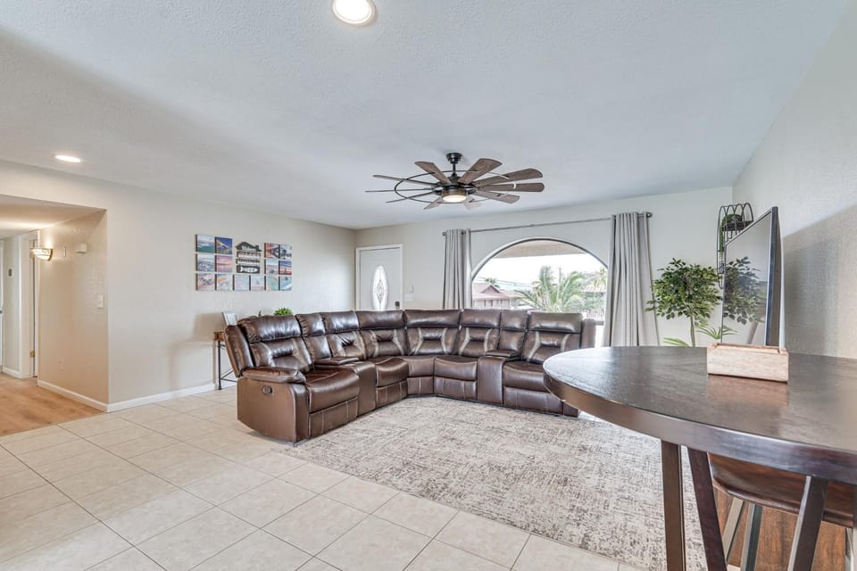 5 Mi to Lake Havasu: Home w/ Yard & Pool House in Lake Havasu City