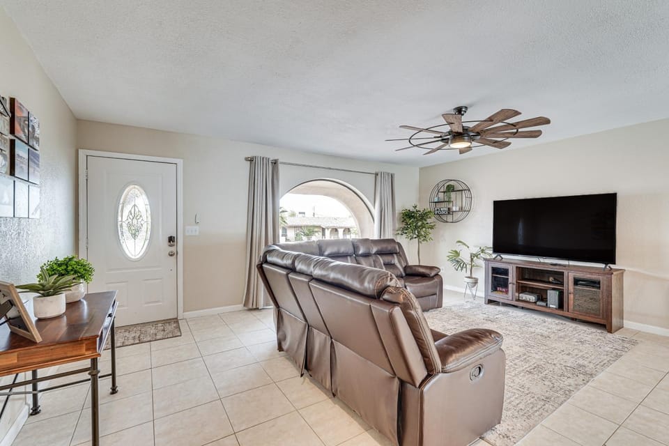 5 Mi to Lake Havasu: Home w/ Yard & Pool House in Lake Havasu City