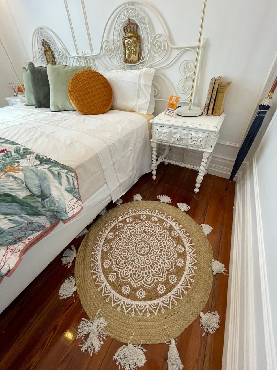 Bed, Photo of the whole room, Seating area, Bedroom