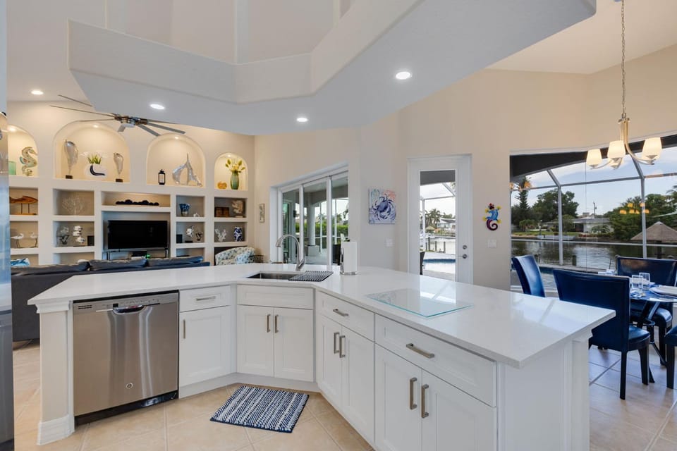 Cape Serenity- Premier Waterfront Villa with Kayaks and Bikes House in Cape Coral