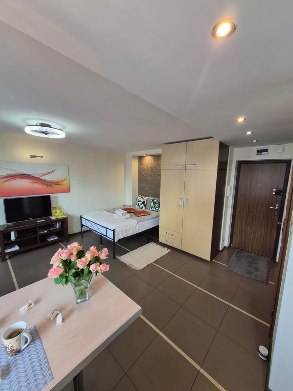 Bed, TV and multimedia, wardrobe