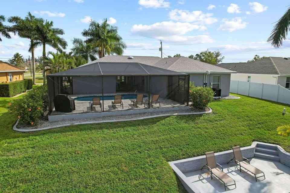 Casa Bella- Upgraded Waterfront Residence in Cape Coral with Heated Pool and Free Bikes House in Cape Coral