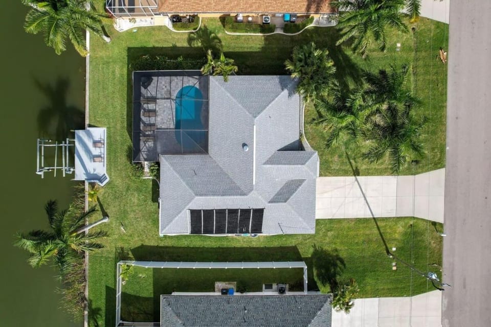 Casa Bella- Upgraded Waterfront Residence in Cape Coral with Heated Pool and Free Bikes House in Cape Coral