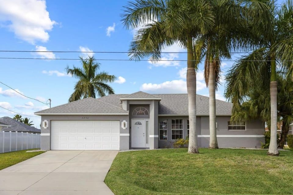 Casa Bella- Upgraded Waterfront Residence in Cape Coral with Heated Pool and Free Bikes House in Cape Coral