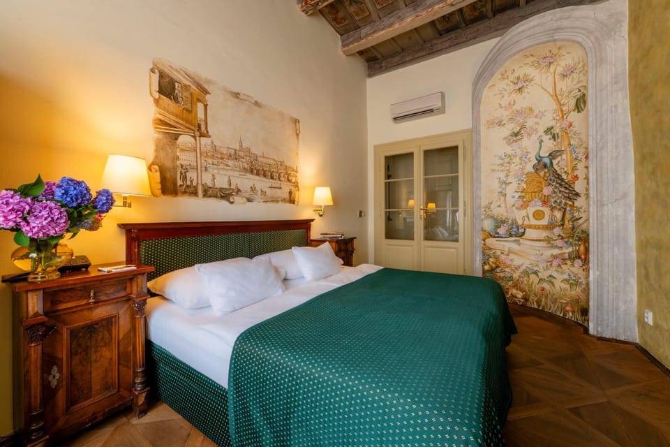 Bed, TV and multimedia, Bedroom, Street view