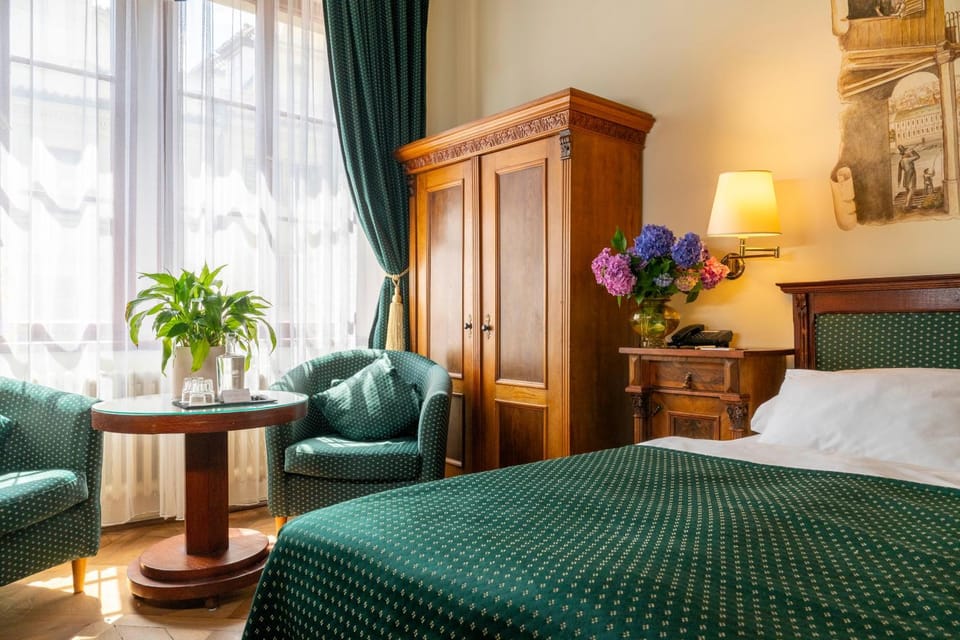 Bed, TV and multimedia, Seating area, Bedroom