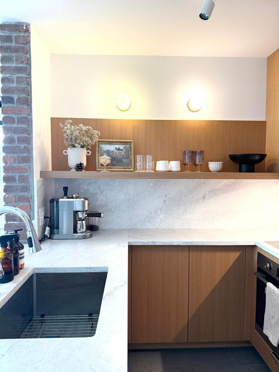 Coffee/tea facilities, Kitchen or kitchenette, stove