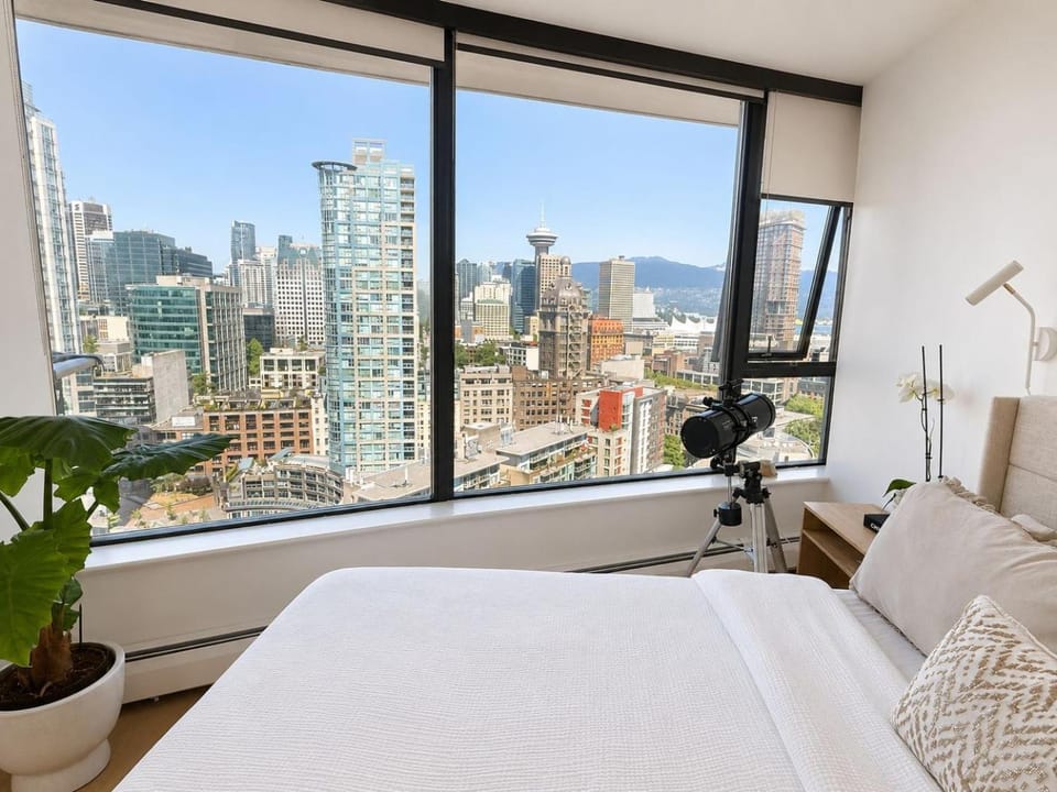 3-Bedrooms premium apartemnt with stunning 180 water, mountain and city view Pool Hot Tub and Gym Heart of Downtown Skytrain 3mins walk to FIFA STADIUM Apartment in Vancouver