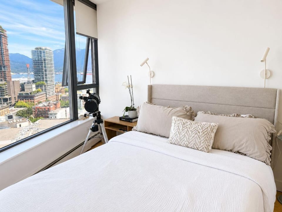 3-Bedrooms premium apartemnt with stunning 180 water, mountain and city view Pool Hot Tub and Gym Heart of Downtown Skytrain 3mins walk to FIFA STADIUM Apartment in Vancouver