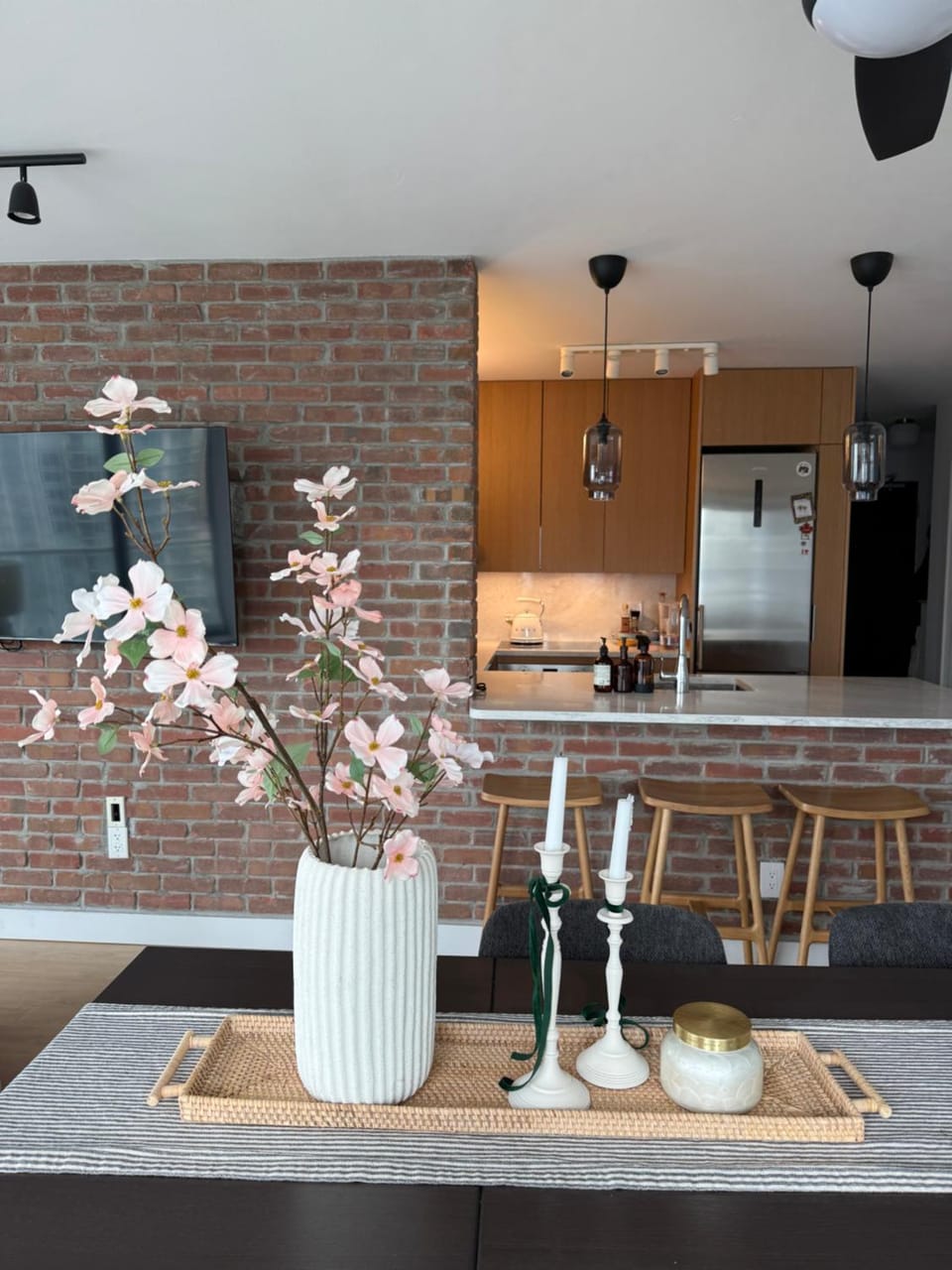 3-Bedrooms Apartment with stunning 180 water, mountain and city view Pool Hot Tub and Gym Heart of Downtown Skytrain 3mins walk Right by BC Place Rogers arena Apartment in Vancouver