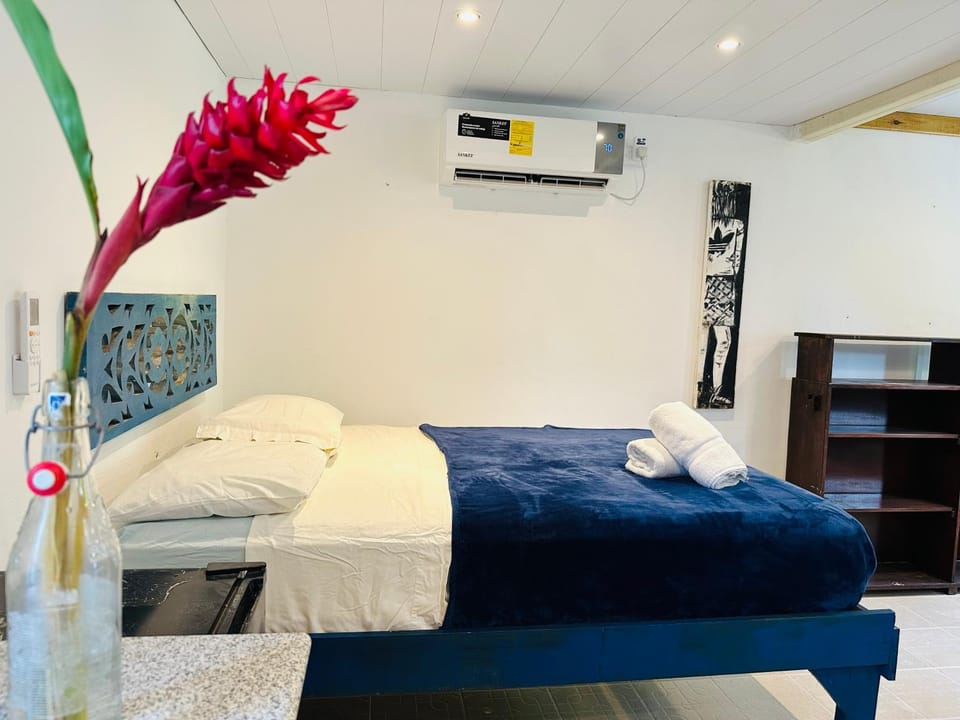 Bed, Bedroom, towels