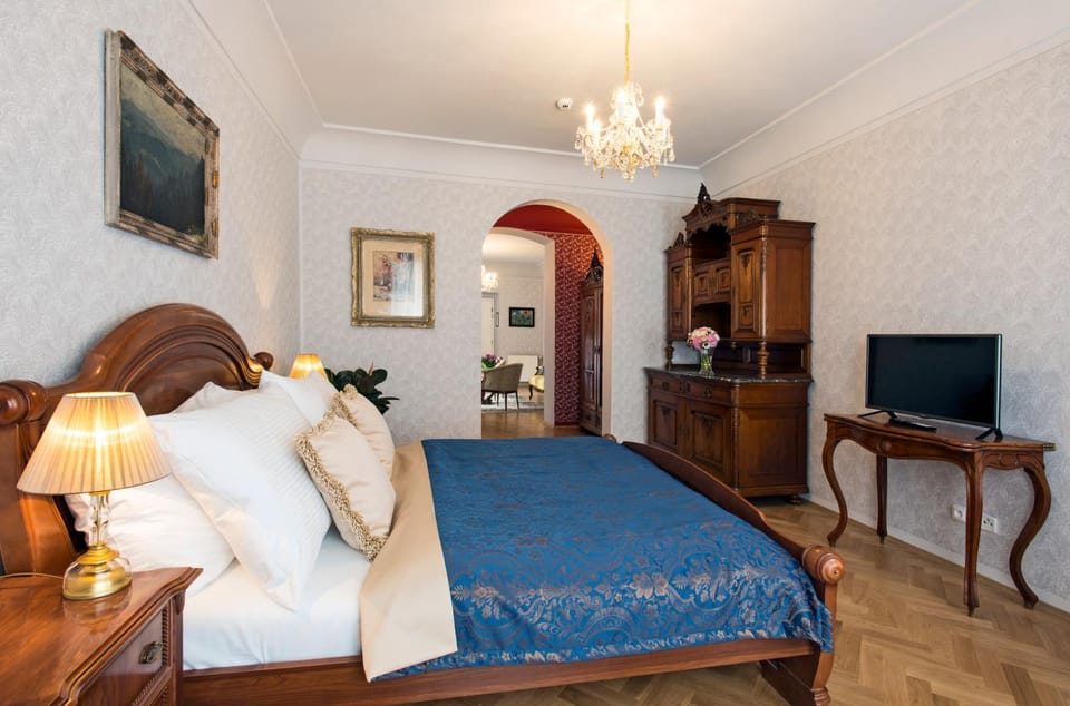 Bed, TV and multimedia, Bedroom, hair dresser