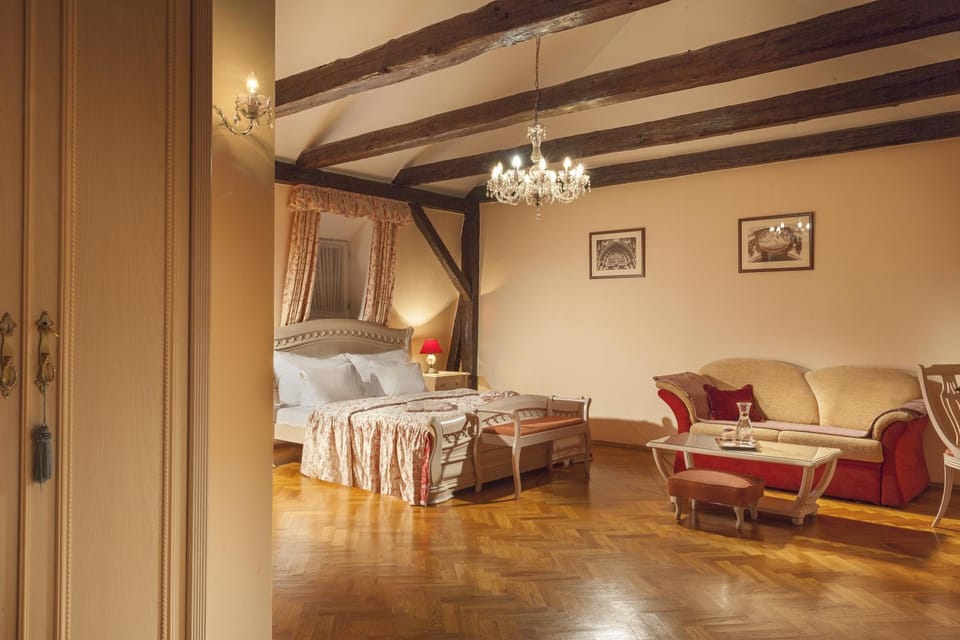 Bed, Photo of the whole room, Seating area