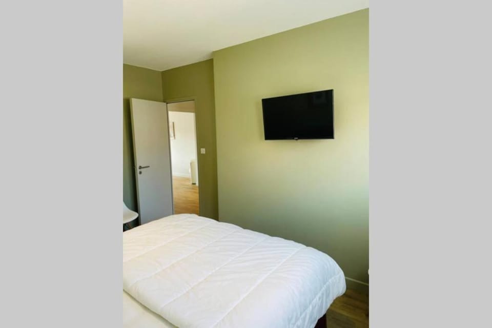 Bed, TV and multimedia, Bedroom