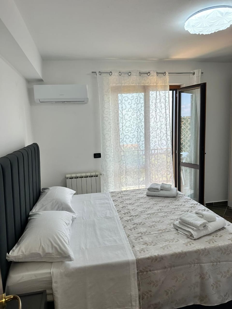 Photo of the whole room, air conditioner