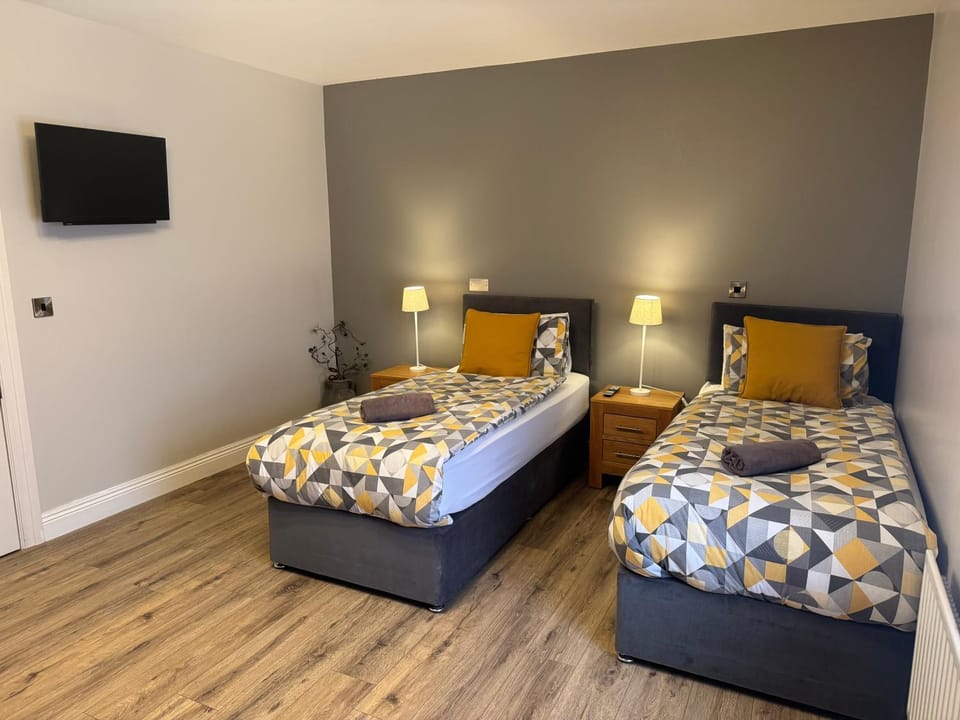 Bed, TV and multimedia, Photo of the whole room, Bedroom