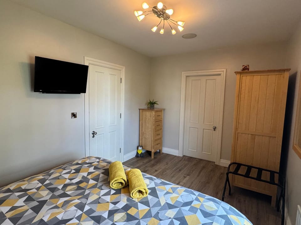 Bed, TV and multimedia, Photo of the whole room, Bedroom, towels, wardrobe